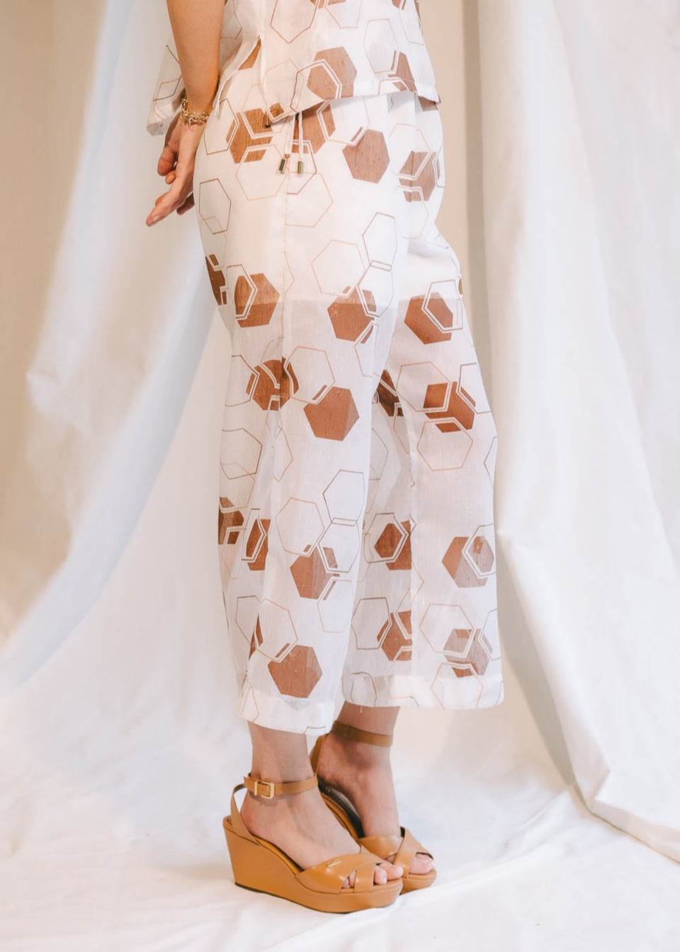Azucena Pants - White & Tan Hexagon Print