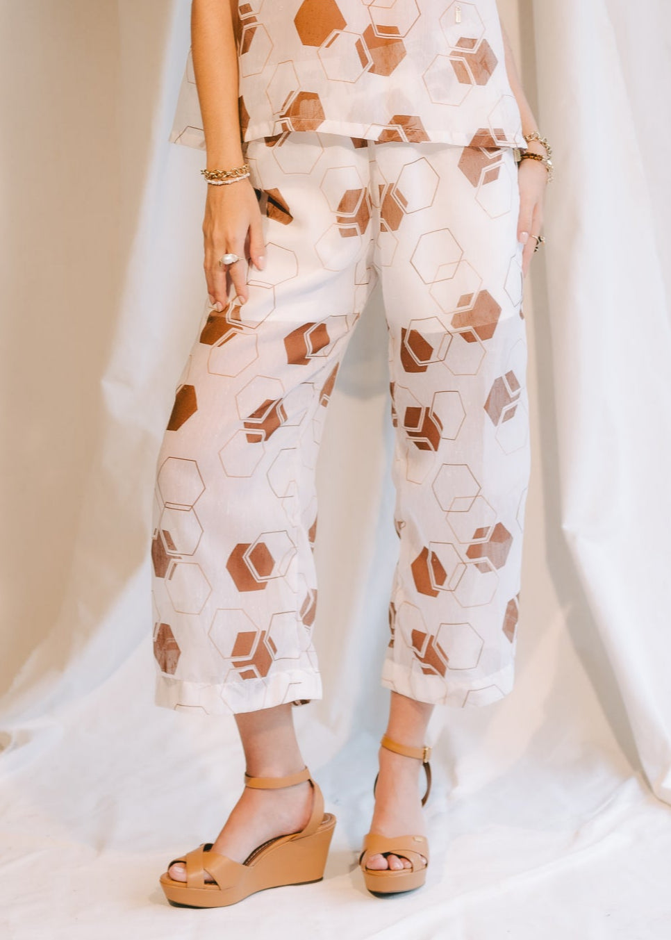 Azucena Pants - White & Tan Hexagon Print